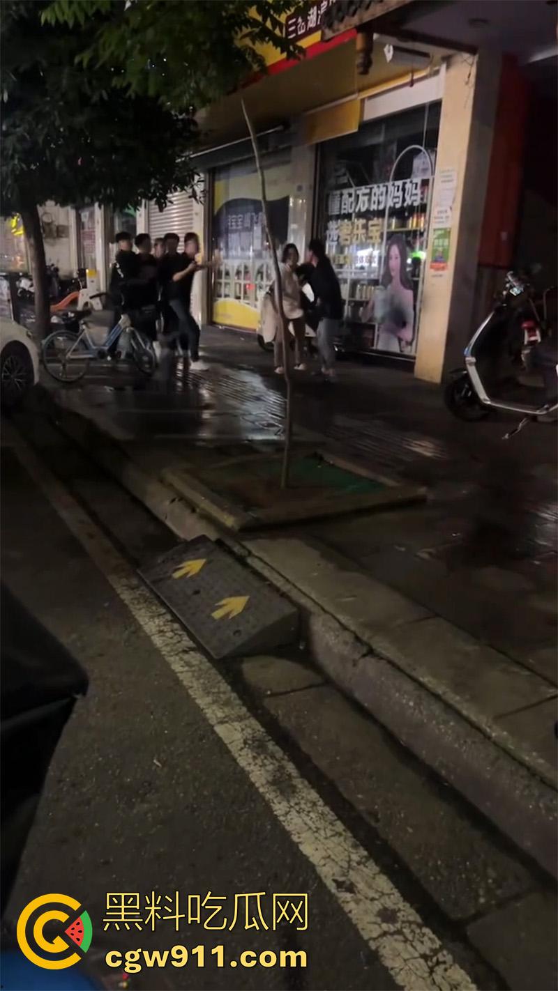 四川简阳挥刀砍人事件,儿子发现女友被老爸操了,带妈妈去捉奸,争吵中抄其附近饭店菜刀砍人!-4