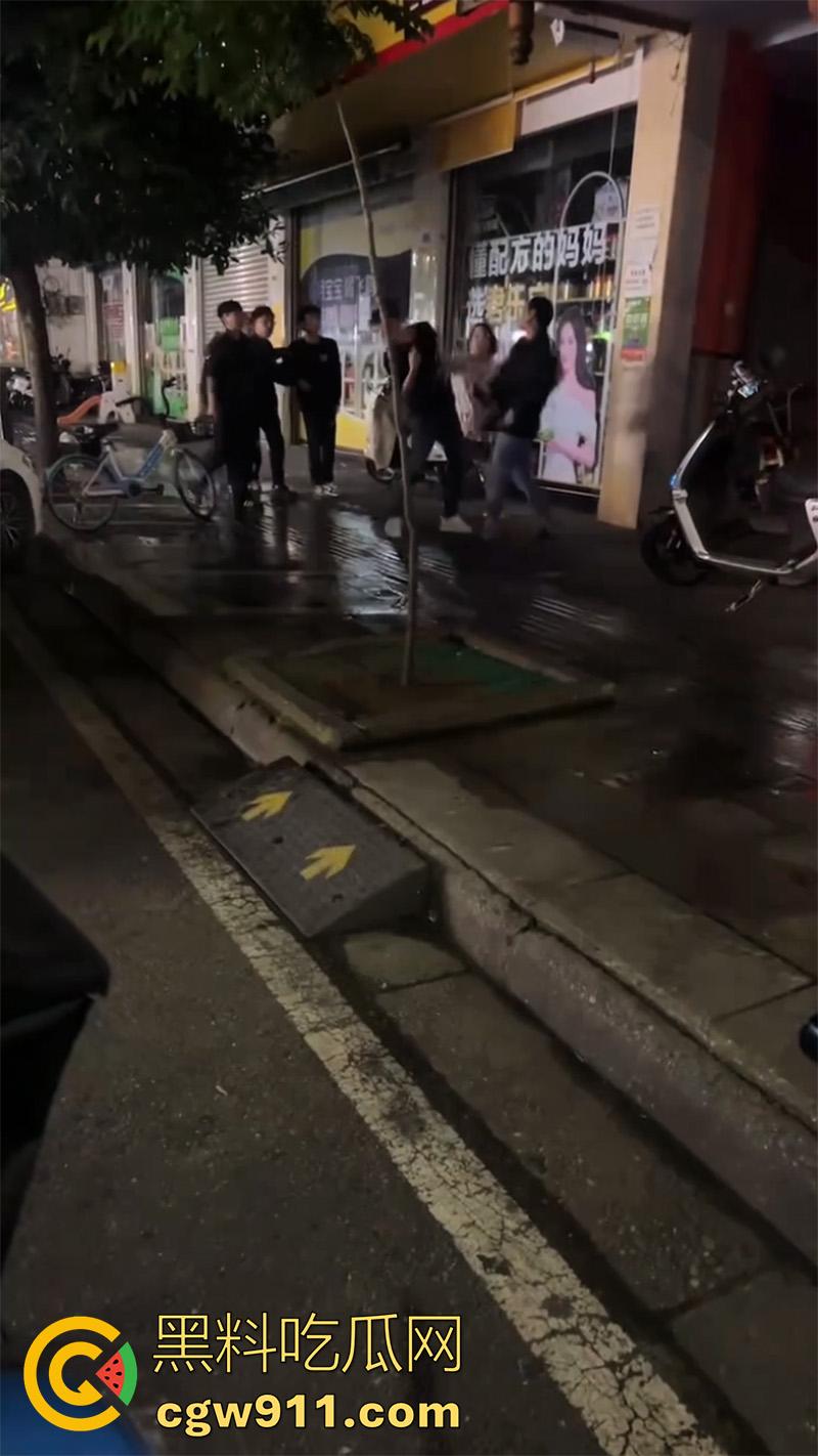 四川简阳挥刀砍人事件,儿子发现女友被老爸操了,带妈妈去捉奸,争吵中抄其附近饭店菜刀砍人!-5