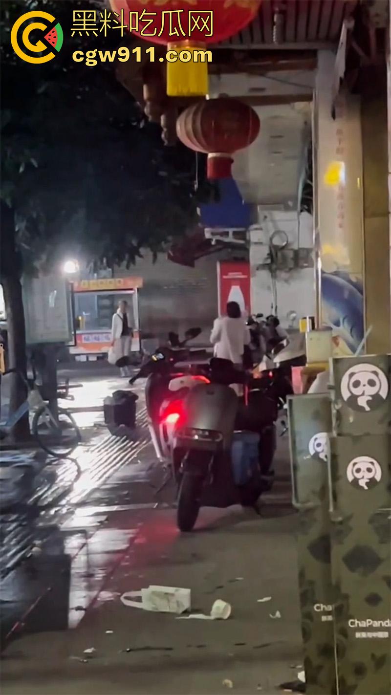 四川简阳挥刀砍人事件,儿子发现女友被老爸操了,带妈妈去捉奸,争吵中抄其附近饭店菜刀砍人!-7