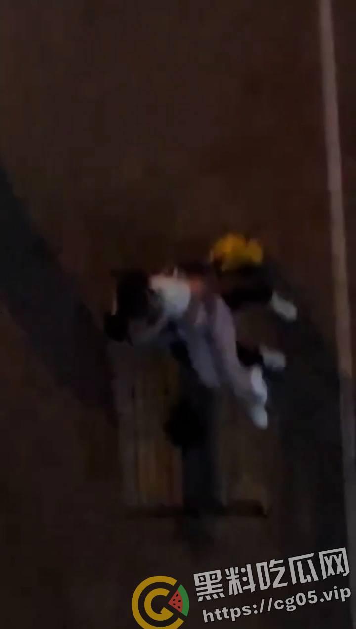 是兄弟就来一起打野战！山西某校园内好兄弟组团路边长椅打野战-3