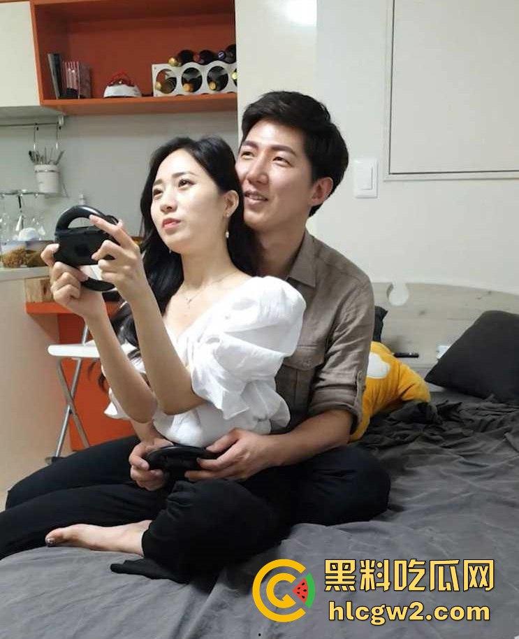 韩国约良达人【金SIR】再度出手!约战身材超棒的网红美少女,玩游戏玩逼两不误,最后按在床上无套后入狂爆操!-1