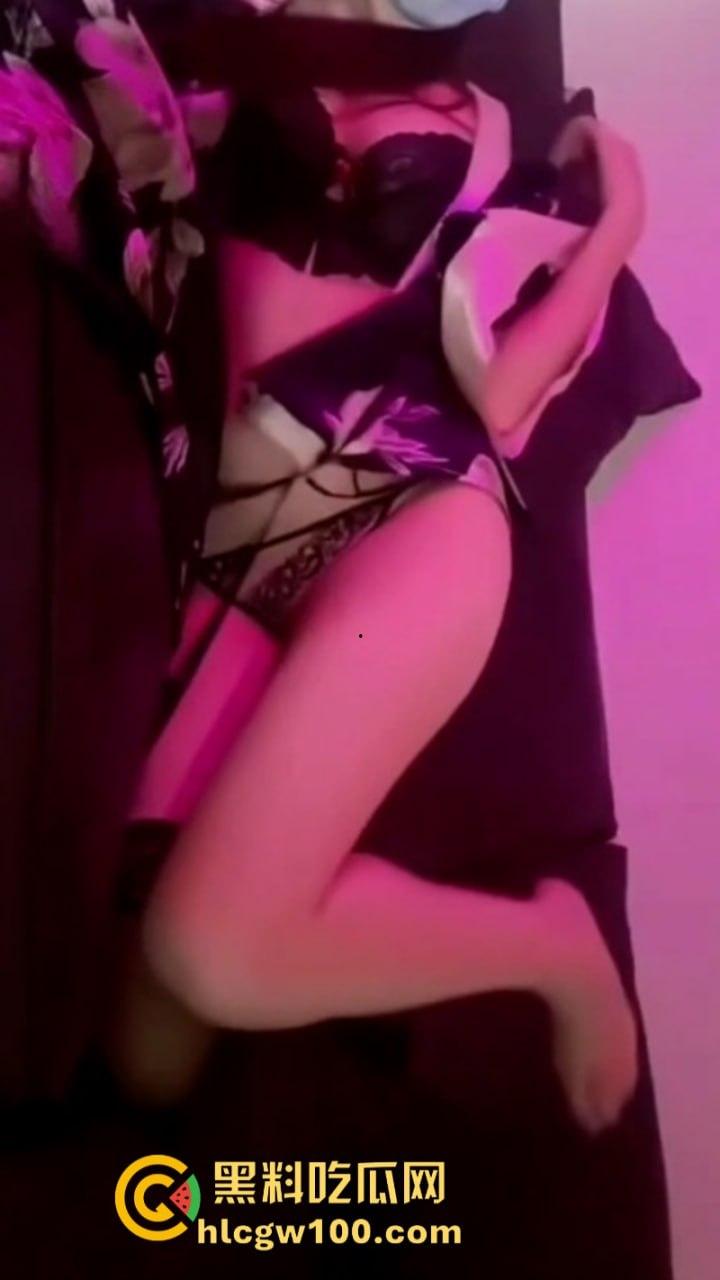 抖音【小狮子】自拍福利视频泄露 漏奶摸B大跳骚舞 与金主定制自慰视频 惊人内容让人大饱眼福-9