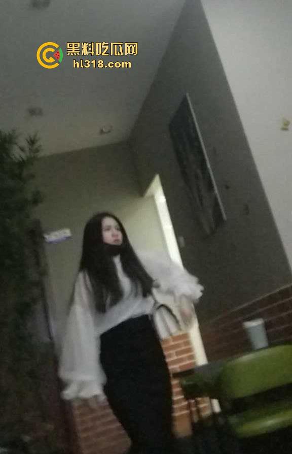 公司女同事上班期间跟男友聊骚，聊到感觉来了就去厕所掰穴自慰，被猥琐男跟踪偷拍！-1