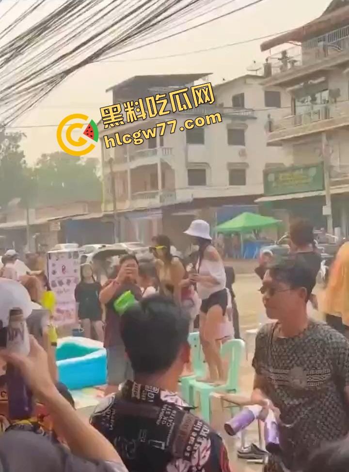 柬埔寨泼水节炸裂 绿框眼镜白奶极品妹子当街脱奶罩裸舞 巨乳摇爆全场 活菩萨级骚到飞起!-1