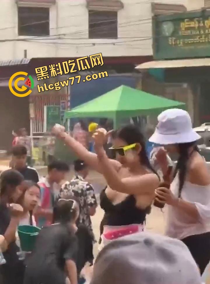 柬埔寨泼水节炸裂 绿框眼镜白奶极品妹子当街脱奶罩裸舞 巨乳摇爆全场 活菩萨级骚到飞起!-2