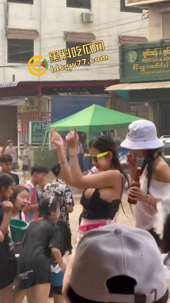 柬埔寨泼水节炸裂 绿框眼镜白奶极品妹子当街脱奶罩裸舞 巨乳摇爆全场 活菩萨级骚到飞起!-4