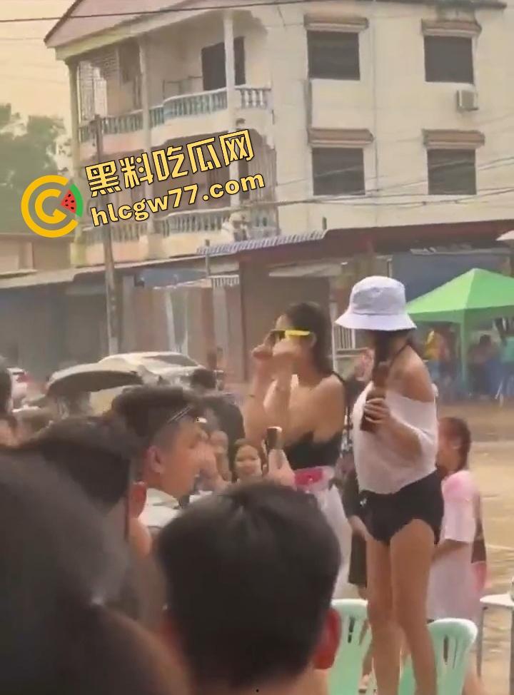 柬埔寨泼水节炸裂 绿框眼镜白奶极品妹子当街脱奶罩裸舞 巨乳摇爆全场 活菩萨级骚到飞起!-6