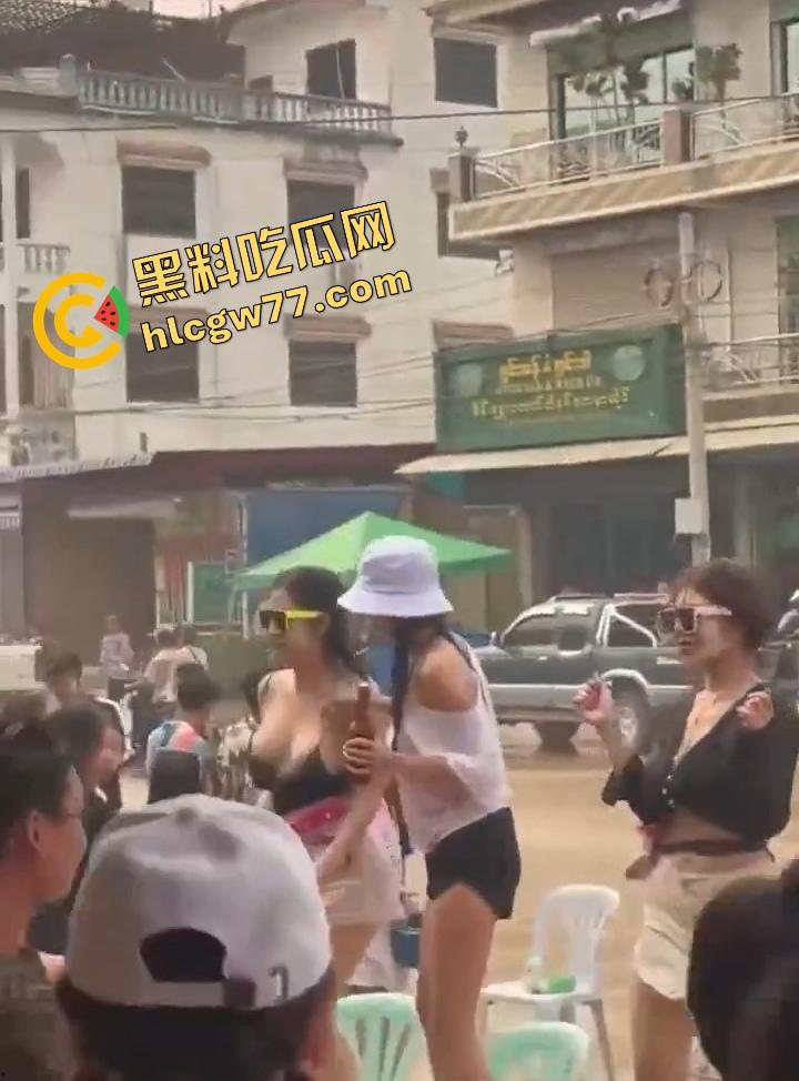 柬埔寨泼水节炸裂 绿框眼镜白奶极品妹子当街脱奶罩裸舞 巨乳摇爆全场 活菩萨级骚到飞起!-7