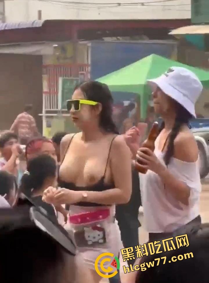柬埔寨泼水节炸裂 绿框眼镜白奶极品妹子当街脱奶罩裸舞 巨乳摇爆全场 活菩萨级骚到飞起!-10