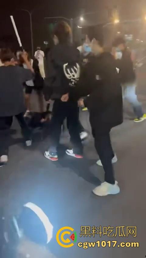 精神小伙街头围殴,骑着鬼火拿着铁棍上来抡,打得满身是学,年轻人打人真的没轻没重的!-1