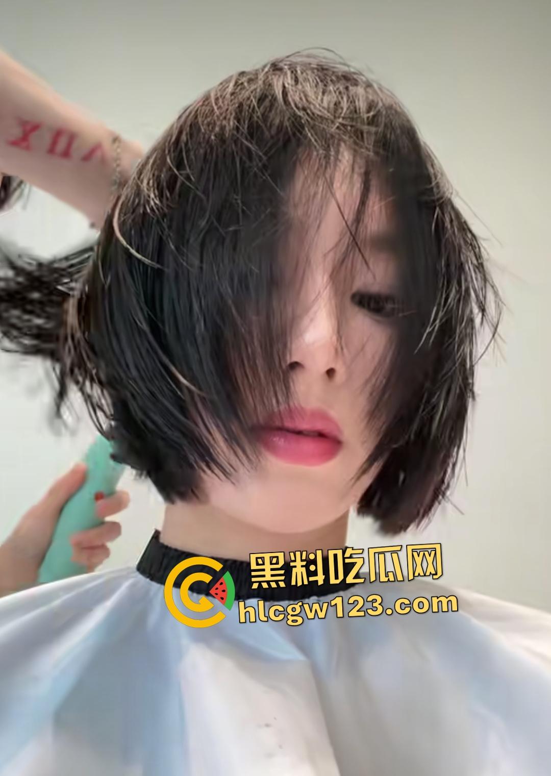 抖音【鱼一】乖巧小母狗口技逆天!平坦小腹浓毛骚逼,艺术女的爱好原来是口交!-2