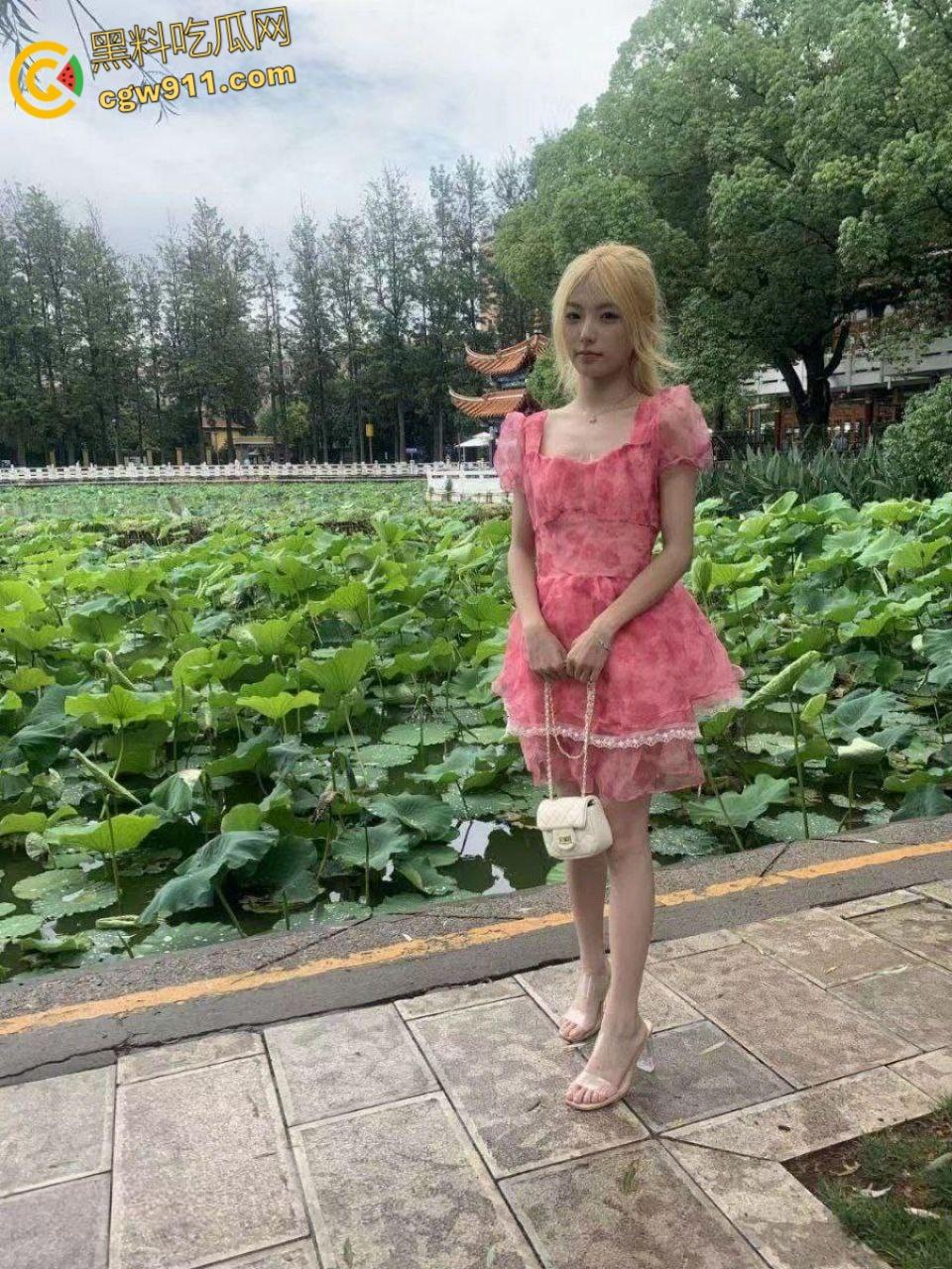 沧州师范学院【吕嘉慧】,刚上大一就被金主爸爸3w包养,jk白丝制服直接给干哭,玩够了直接被曝光炫耀!-4