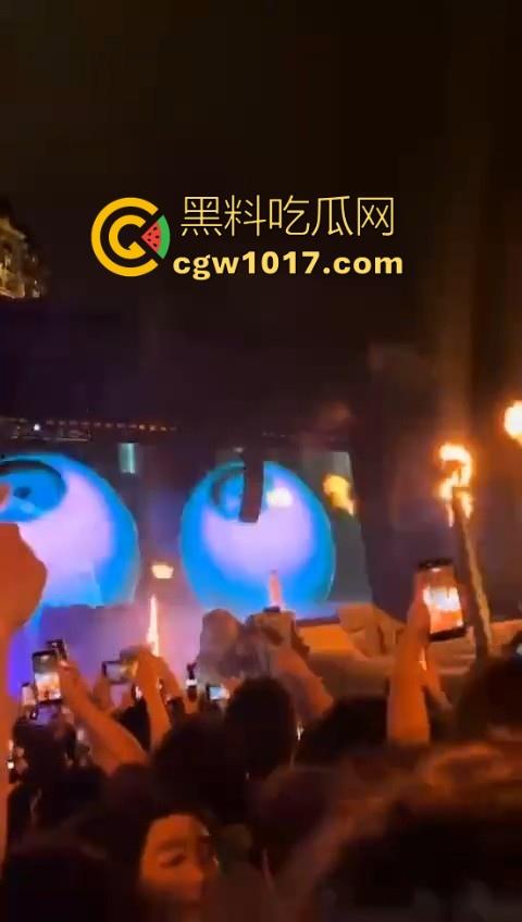 澳门travis演唱会蹦迪现场秒变ufc打斗大赛,精神小伙摇头晃脑引发口角纠纷,直接在场下互殴了起来,这就是嘻哈?-2