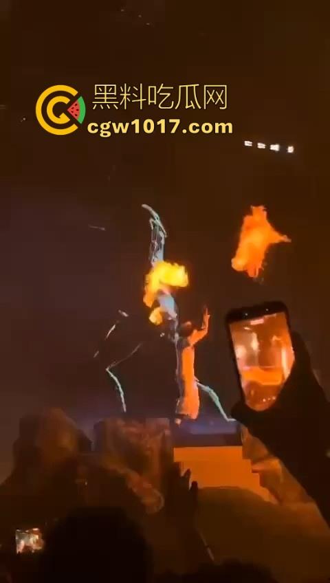 澳门travis演唱会蹦迪现场秒变ufc打斗大赛,精神小伙摇头晃脑引发口角纠纷,直接在场下互殴了起来,这就是嘻哈?-4