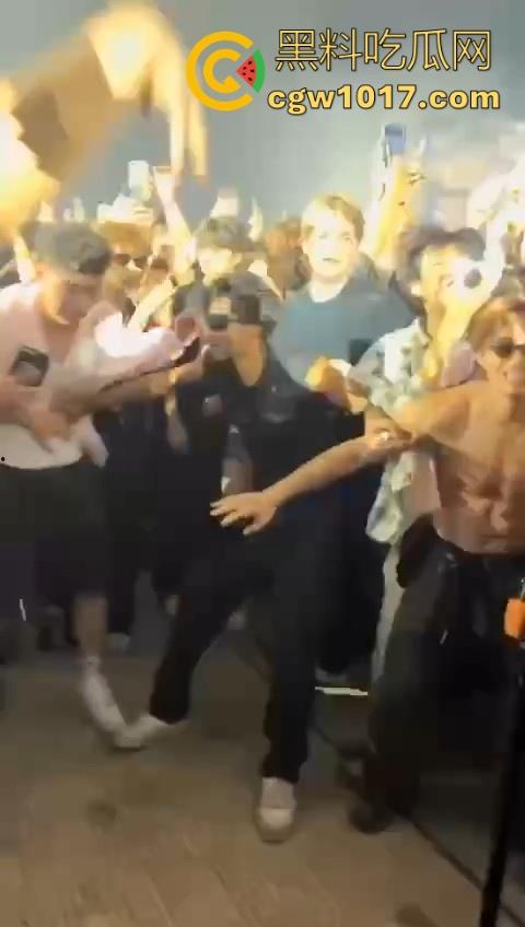 澳门travis演唱会蹦迪现场秒变ufc打斗大赛,精神小伙摇头晃脑引发口角纠纷,直接在场下互殴了起来,这就是嘻哈?-5