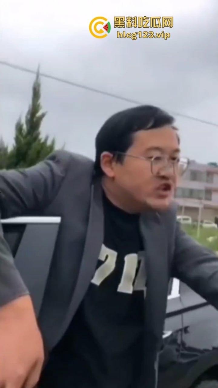 古有拦路虎 今有苹果劫 云南昭通果农用苹果逼停过路车“不买苹果就别想走!”-1