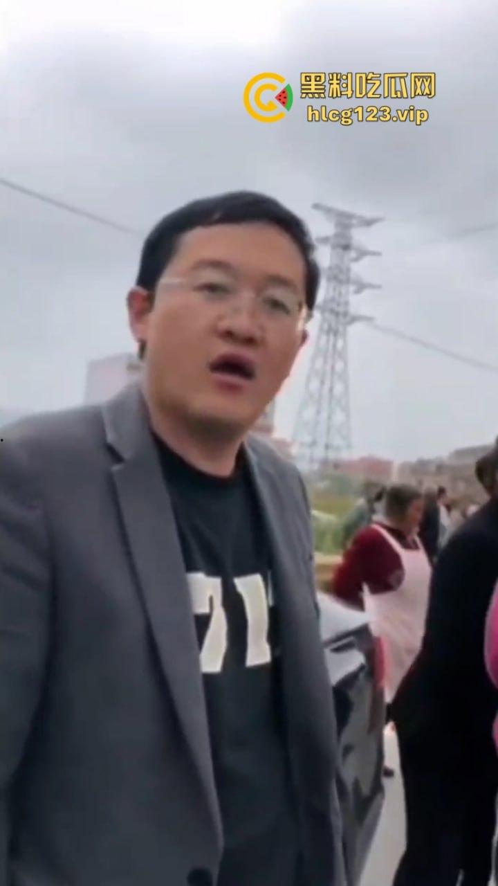 古有拦路虎 今有苹果劫 云南昭通果农用苹果逼停过路车“不买苹果就别想走!”-2