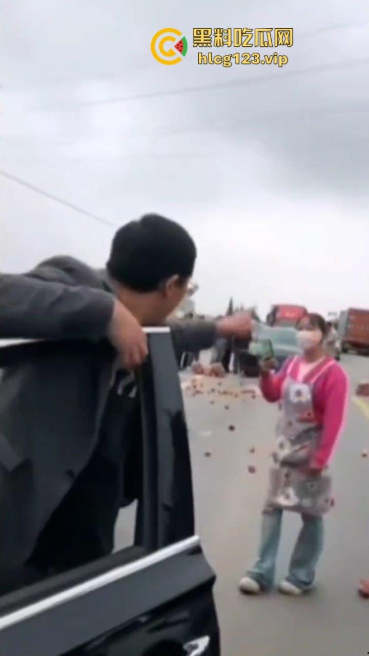 古有拦路虎 今有苹果劫 云南昭通果农用苹果逼停过路车“不买苹果就别想走!”-3