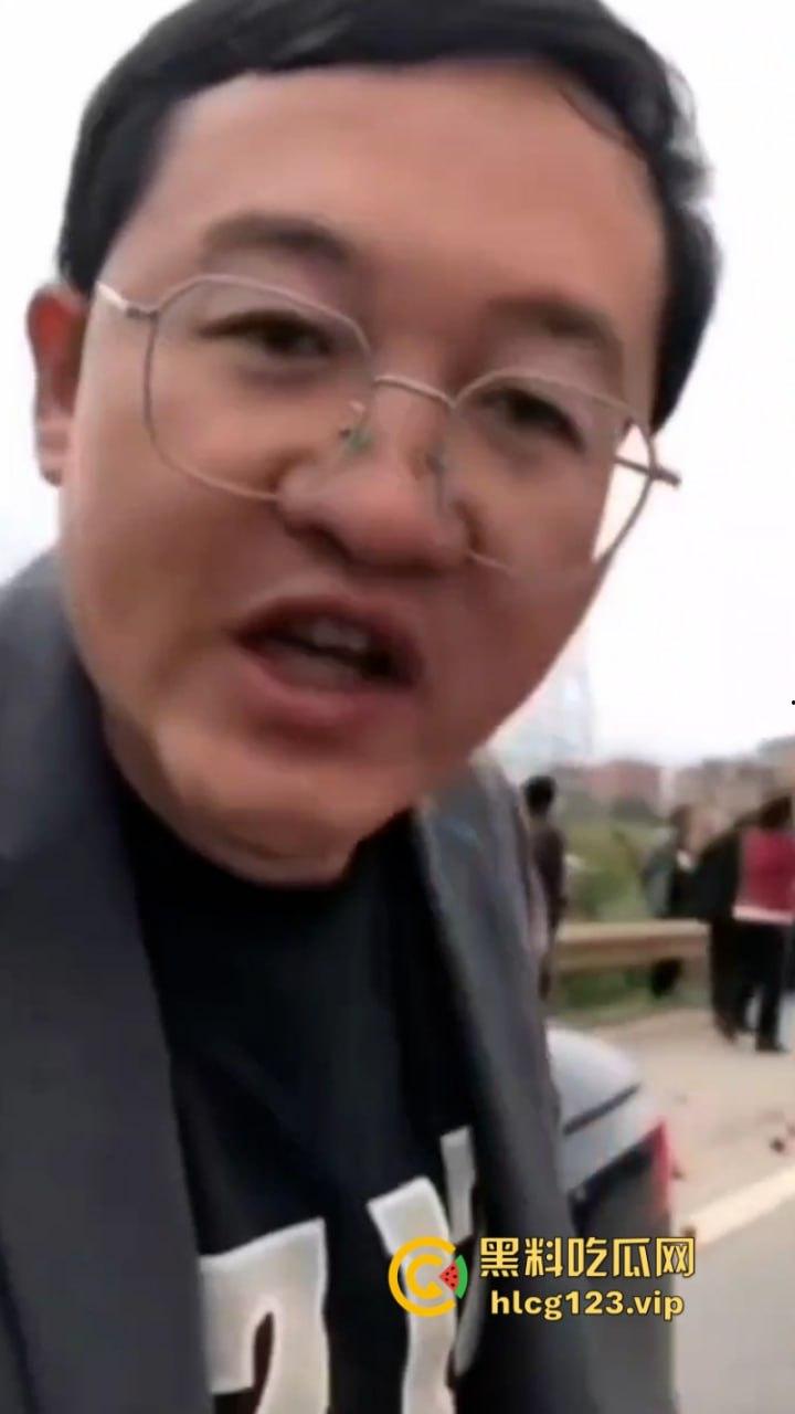 古有拦路虎 今有苹果劫 云南昭通果农用苹果逼停过路车“不买苹果就别想走!”-4