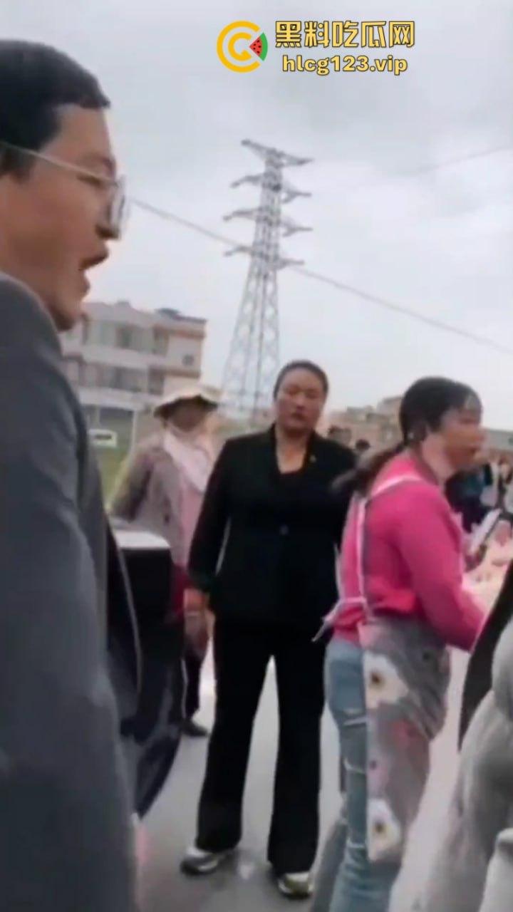 古有拦路虎 今有苹果劫 云南昭通果农用苹果逼停过路车“不买苹果就别想走!”-5