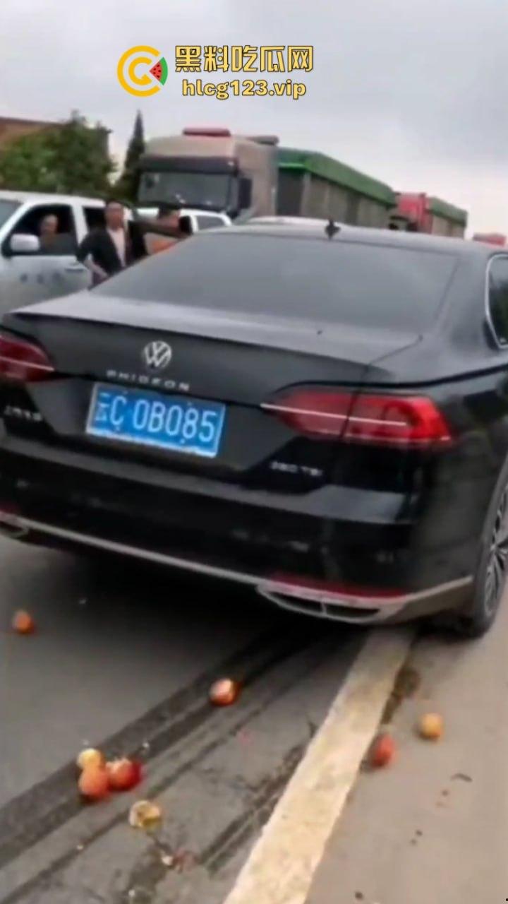 古有拦路虎 今有苹果劫 云南昭通果农用苹果逼停过路车“不买苹果就别想走!”-6