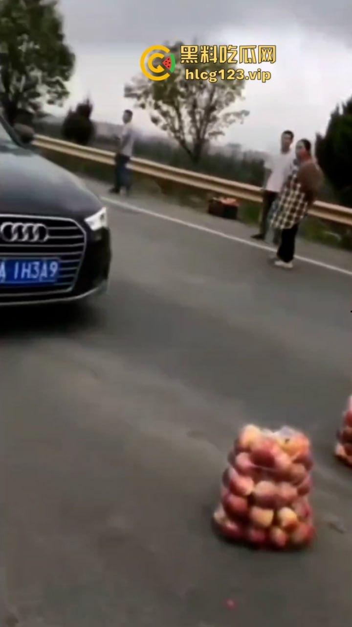 古有拦路虎 今有苹果劫 云南昭通果农用苹果逼停过路车“不买苹果就别想走!”-7