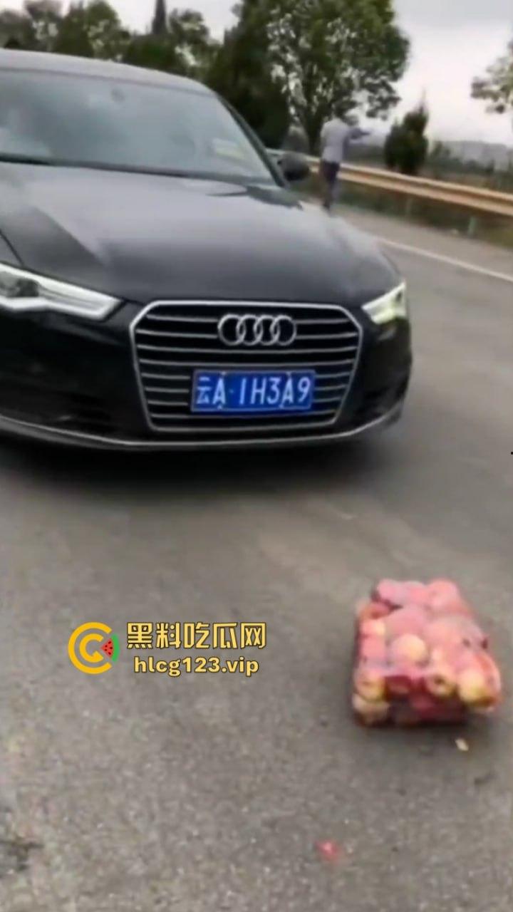 古有拦路虎 今有苹果劫 云南昭通果农用苹果逼停过路车“不买苹果就别想走!”-8